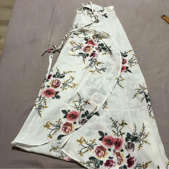 Non branded floral wrap skirt size medium fully adjustable with ties light flowy - Picture 1 of 4